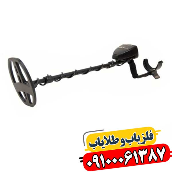 تصویر فلزیاب گرت ای تی گلد در حال استفاده برای کشف اشیای دفن شده در زمین 09100061387