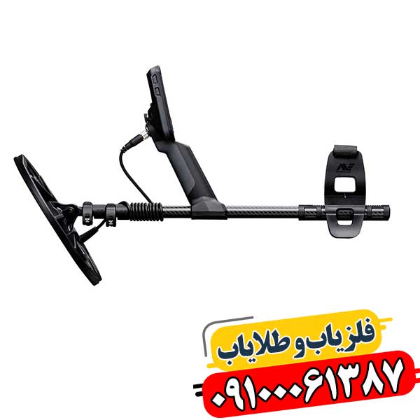 نمای نزدیک از صفحهنمایش دیجیتال فلزیاب اکوناکس 900 با رابط کاربری ساده و کاربردی 09100061387