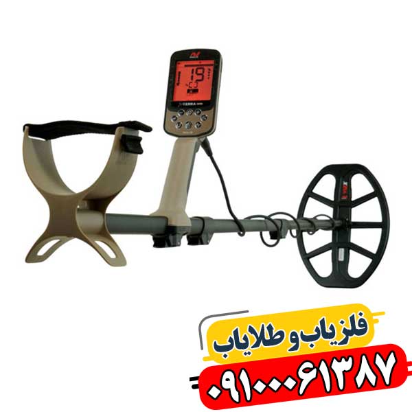 نمایی از فلزیاب اکسترا الیت Minelab در حال استفاده در زمین‌های خاکی توسط کاوشگر حرفه‌ای 09100061387