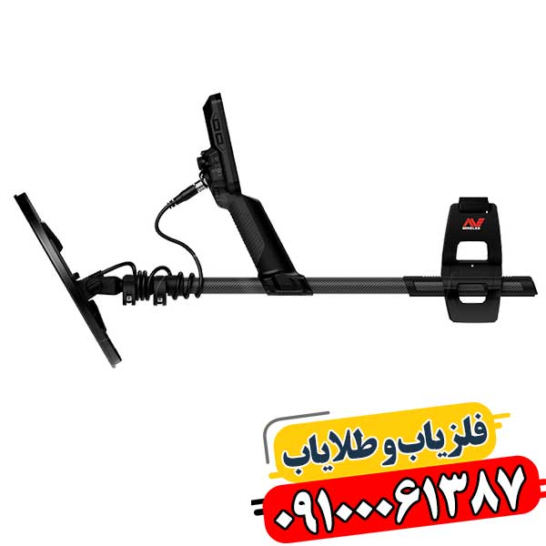نمایی نزدیک از فلزیاب مانتیکور با نمایش صفحه نمایشگر و کنترلهای دستگاه، مناسب برای گنجیابی و اکتشافات حرفهای 09100061387