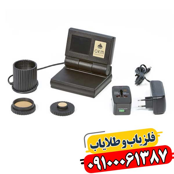 کاوشگر حرفه‌ای در حال استفاده از فلزیاب Gold Labor Au79 در محیط ساحلی 09100061387